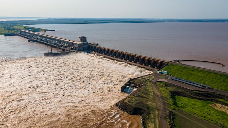 La Central Hidroeléctrica Yacyreta (CHY) abrió las compuertas de sus reservas ante el aumento del caudal.