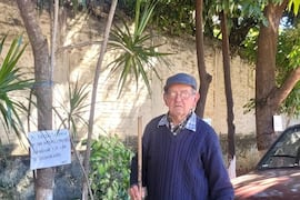 Don Víctor lleva 40 años cuidando el medioambiente de su vecindario