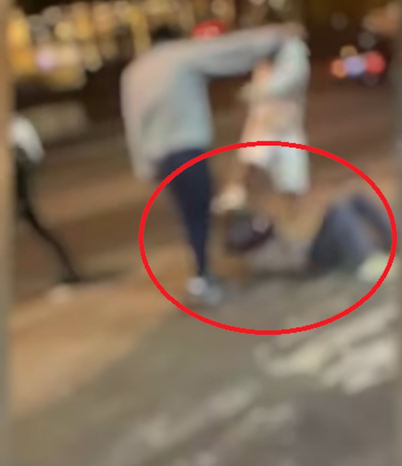La amiga de la víctima grabó el momento y se pudo identificar a los presuntos responsables.