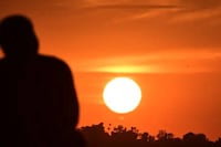 Ambiente caluroso con máximas de 32°C predomina este viernes previo a las tormentas