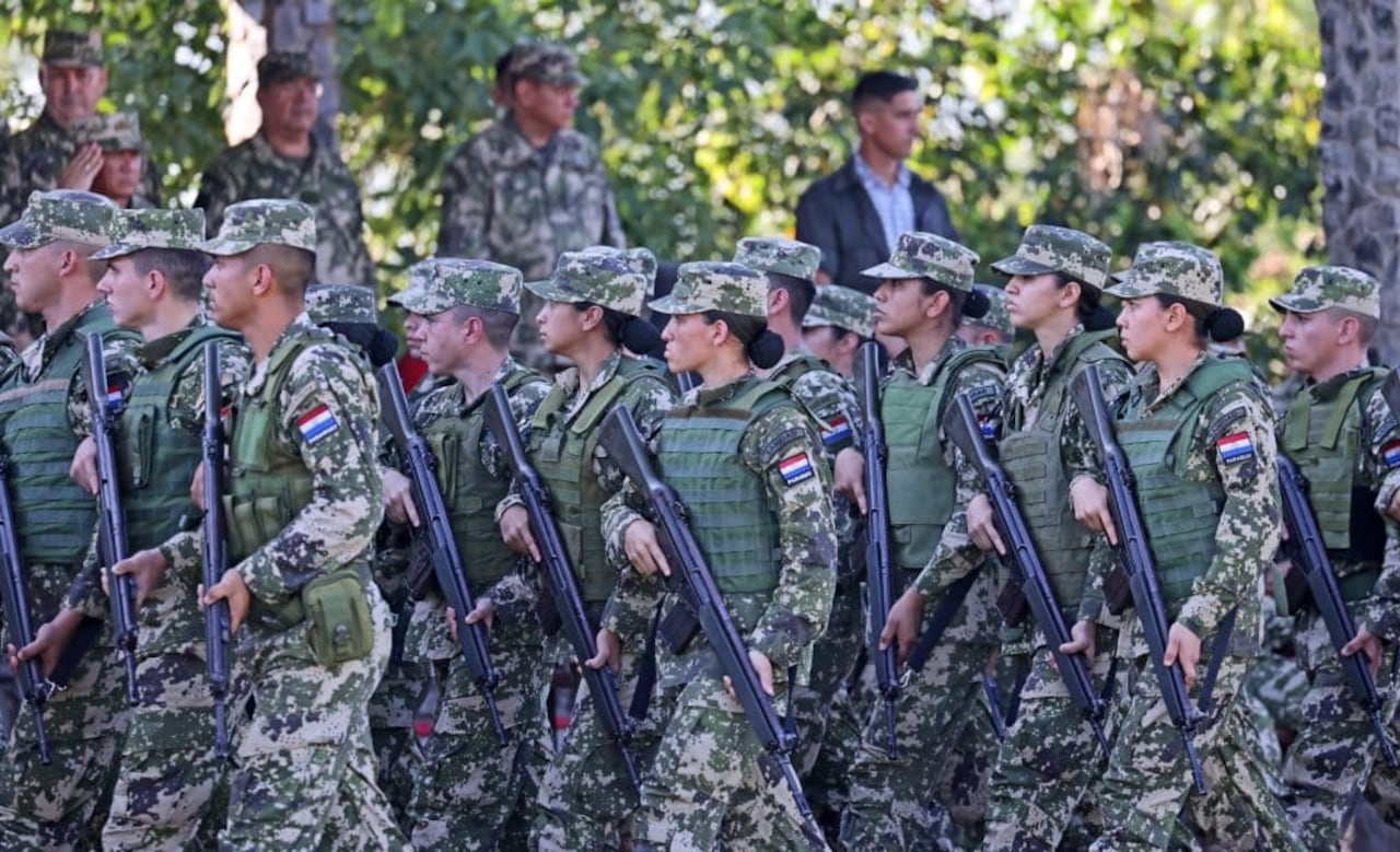 “Los militares deben resguardar nuestras plazas, no solo las fronteras”, enfatizó el diputado.
