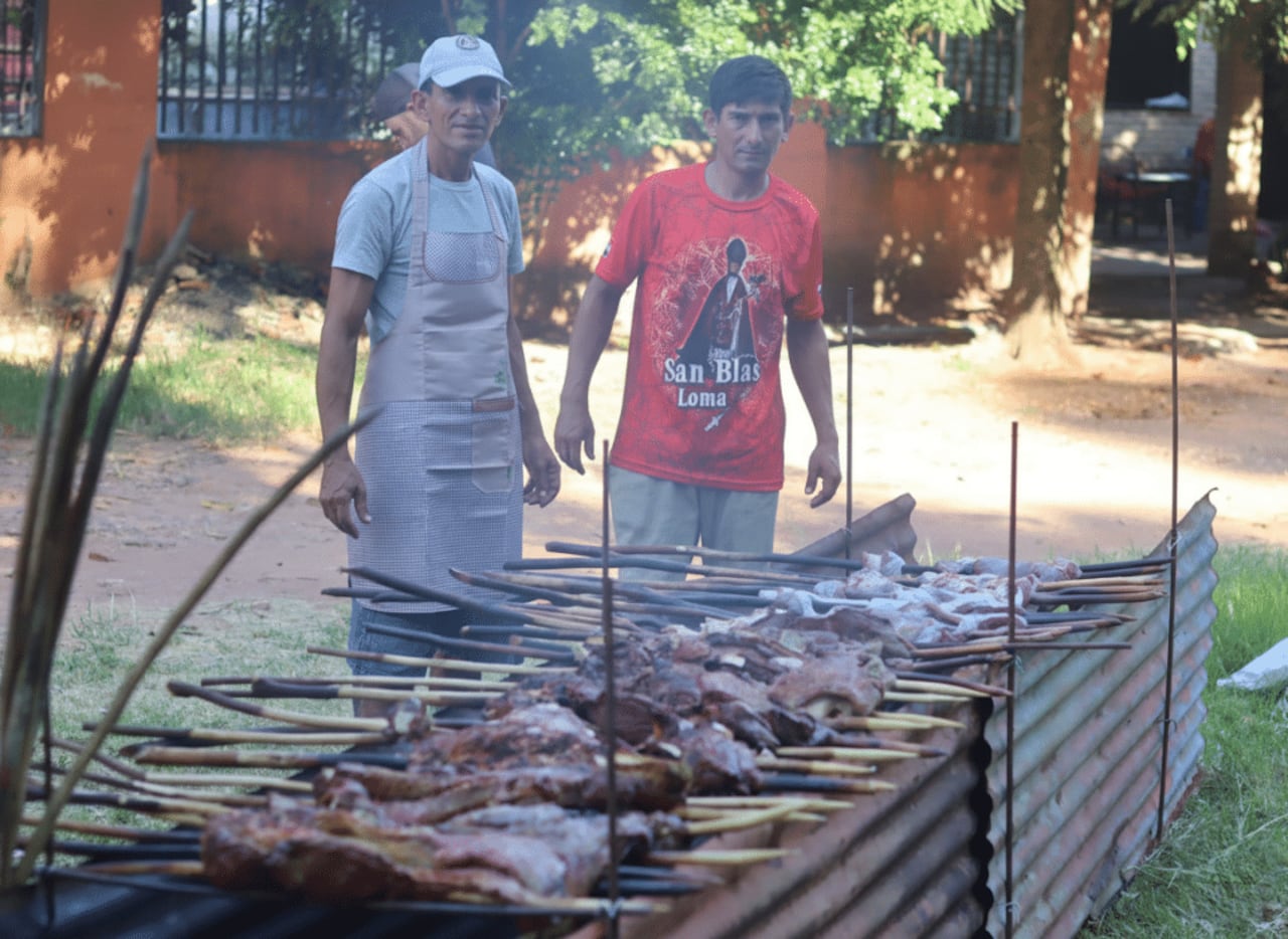 El asado a la estaca, uno de los manjares más codiciados por la gente, no faltó en los festejospor San Blas, en Paraguarí.