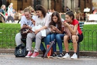 Inglaterra impondrá un “toque de queda” digital a los adolescentes