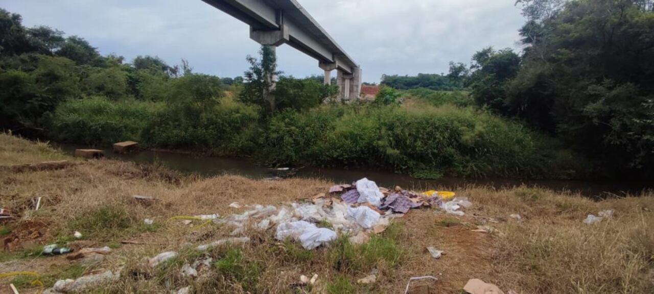 Los microbasurales inundan el entorno del arroyo, ante la desidia de las autoridades municipales y ambientales.