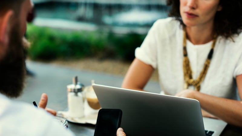 Todavía existe un preconcepto que lleva a muchas personas a ocultar que están sin trabajo, pero comunicar que se está en búsqueda activa puede ser la puerta que estabas necesitando.