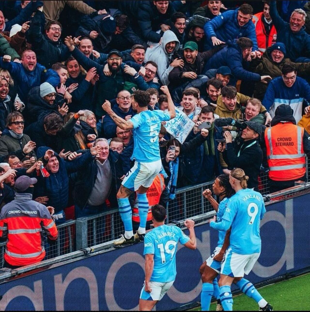 Jhon Stones celebrando el prime gol con los hinchas del CityFoto: Manchester City