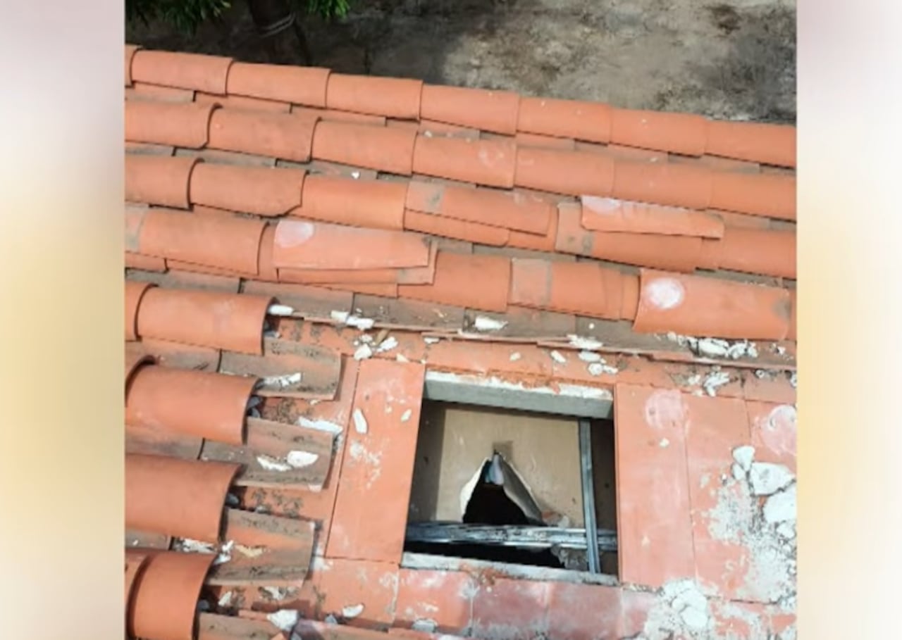 El hombre habría ingresado por el techo y dejó este boquete.