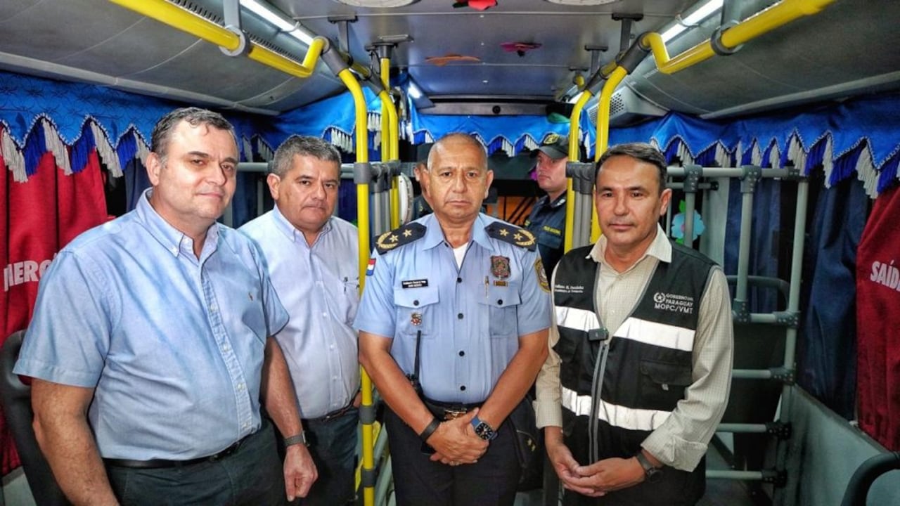 La policía garantizó seguridad durante el servicio de transporte nocturno.