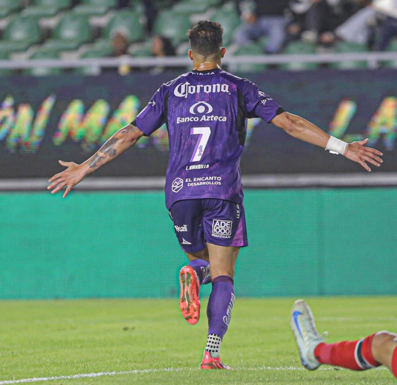 Amarilla corriendo a festejar su gol anoche ante el Toluca.