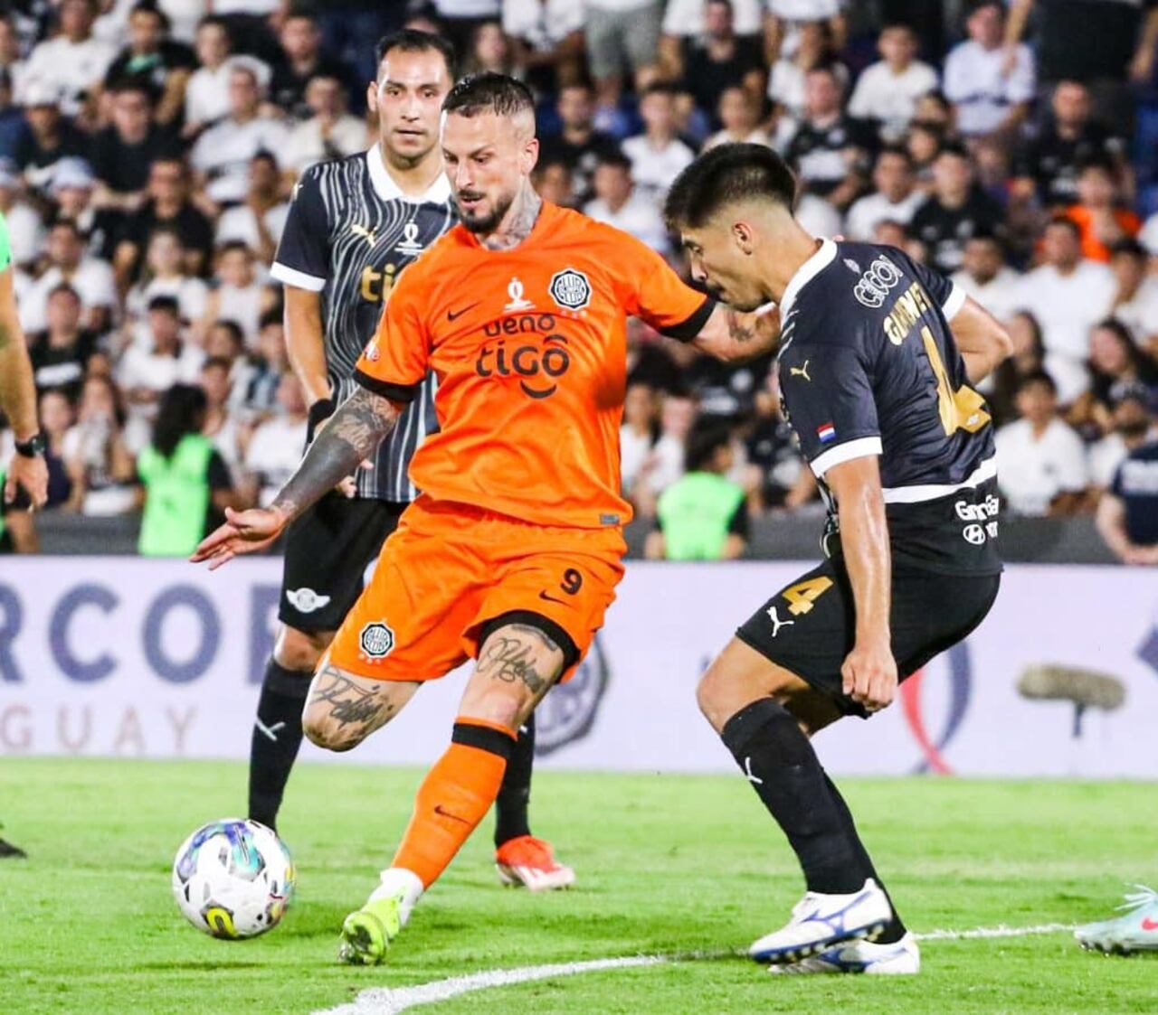 Darío Benedetto intenta un remate ante la marca de Matías Espinoza.