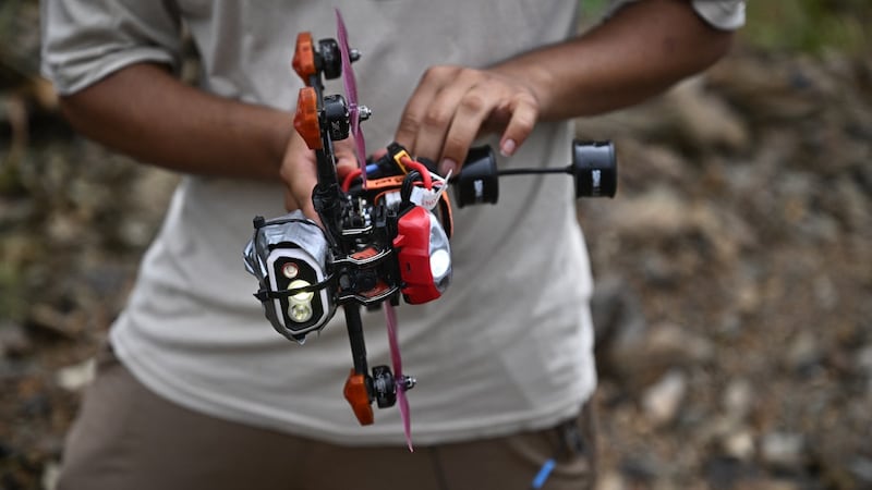 Un hombre manipula un dron. (imagen ilustrativa)