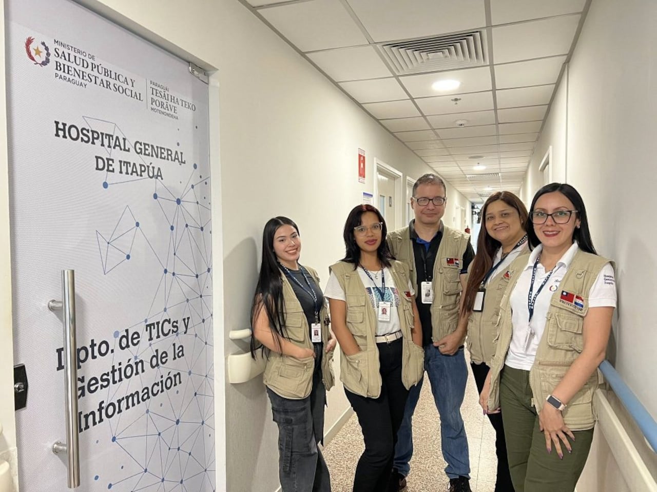 Parte del “equipo en la sombra” que tiene a su cargo la gestión e información, otorgandofuncionalidad administrativa y operativa al hospital: Sintia Bogado, Ana Sosa, Sergio Castro,Evelin Caballero, Dana Ríos.