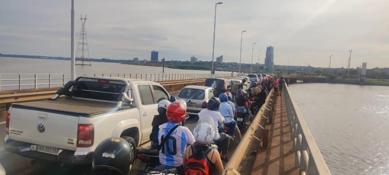 El puente internacional "San Roque González de Santa Cruz" es el paso fronterizo de mayor flujo entre Paraguay y Argentina.