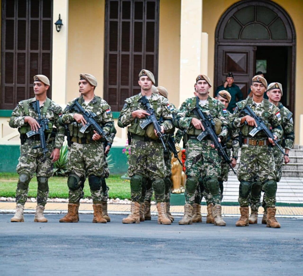 Efectivos militares parten desde el Cuartel General del Ejército para incorporarse a la Operación Escudo Guaraní.