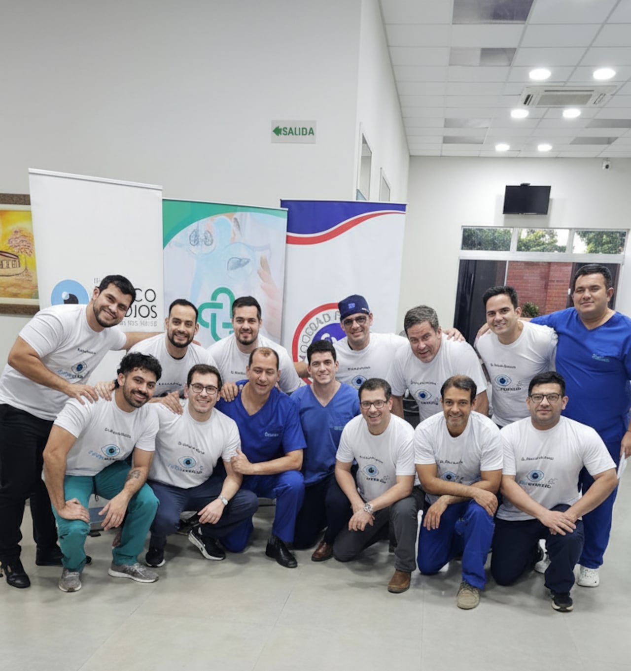 Al salir del quirófano con la satisfacción del deber cumplido, el mejor pago que reciben los médicos es el agradecimiento de sus pacientes.
