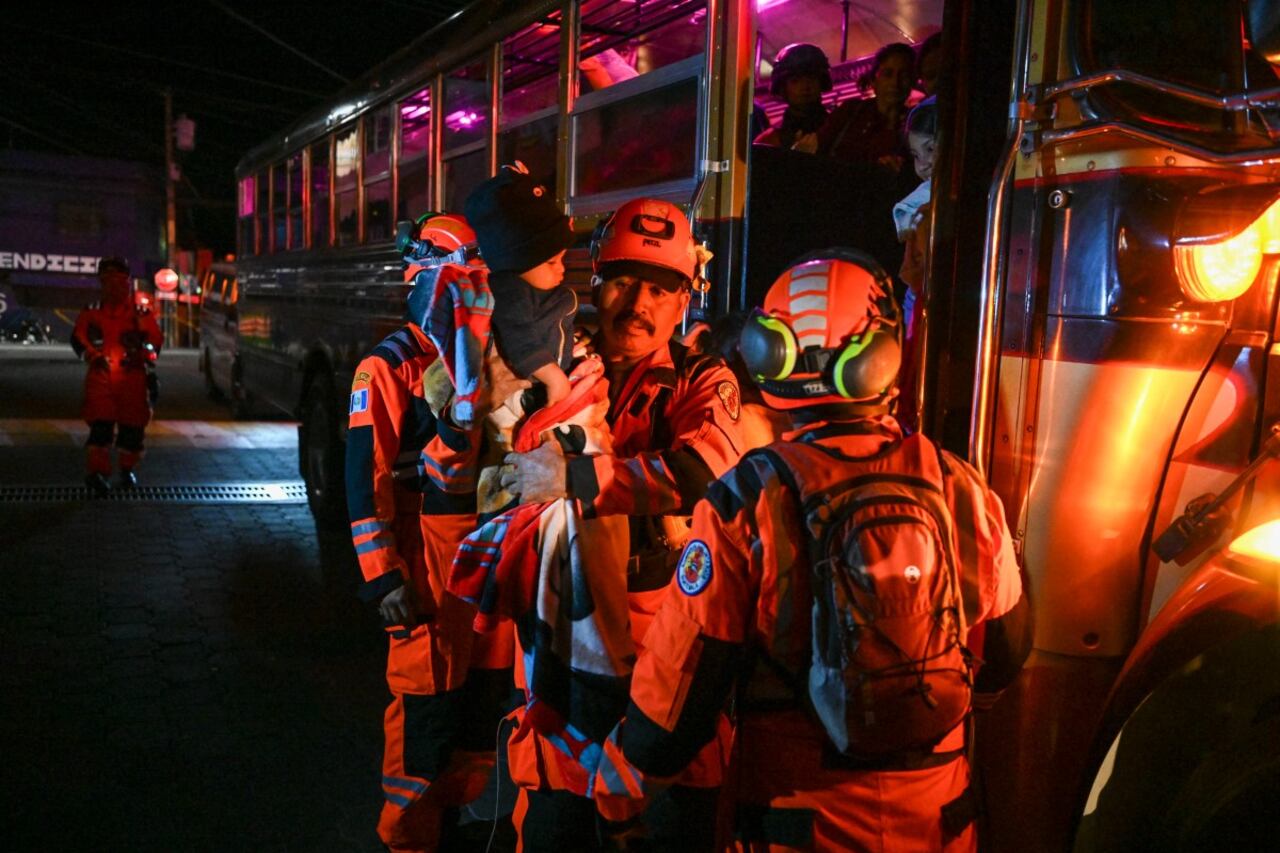 Evacuación en Guatemala por erupción de volcán.