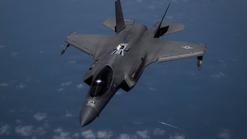 Un avión de combate furtivo F-35A de la Fuerza Aérea de EE.UU. sobrevuela Oriente Medio. Las fuerzas estadounidenses comenzaron a atacar objetivos del Cuerpo de la Guardia Revolucionaria Islámica (IRGC) en Irán.