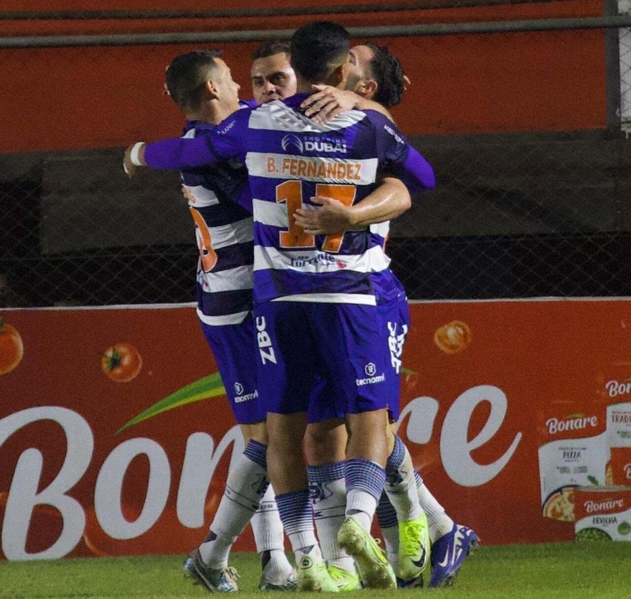 Abrazo de gol. Los jugadores del 2 de Mayo festejan el único tanto en la fría tarde esteña.