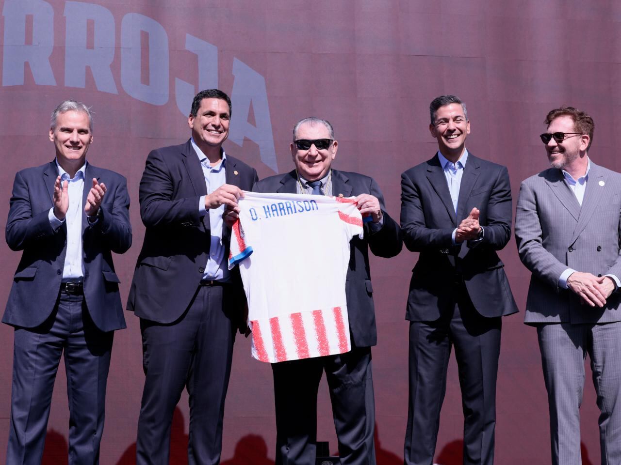 Óscar Harrison, padre del presidente de la APF, Robert Harrison, recibió un reconocimiento por haber iniciado el sueño de dicha infraestructura.