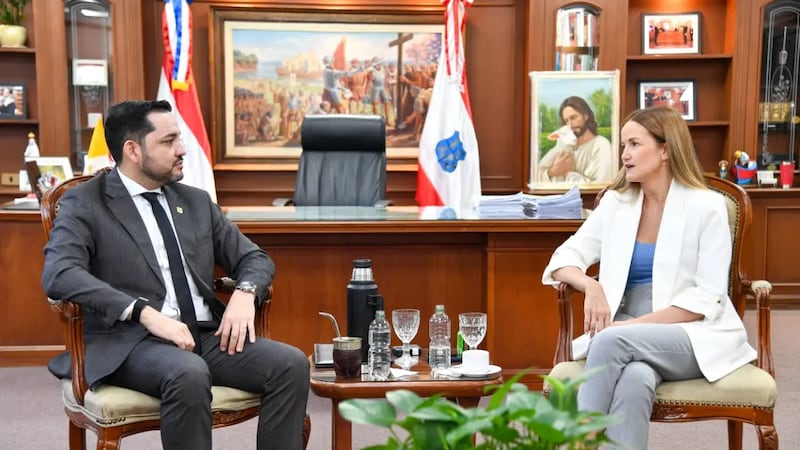 El intendente de Asunción, Luis Bello, y la intendenta electa, Soledad Núñez, mantuvieron una reunión de trabajo.