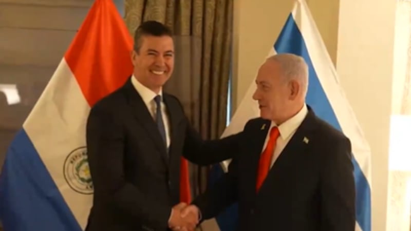 El presidente de Paraguay, Santiago Peña (i) y el primer ministro de Israel, Benjamin Netanyahu (d) durante la reunión ayer en Nueva York.