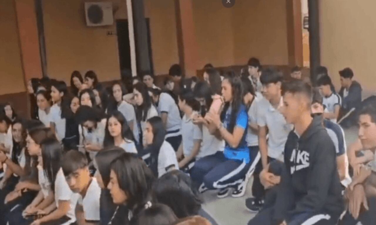 Sentata de alumnos por falta de kits escolares. Captura de vídeo