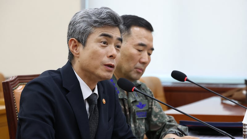 El ministro de Defensa de Corea del Sur, Kang Shin-chul (i) habla durante una audiencia con un comité parlamentario, en Seúl.