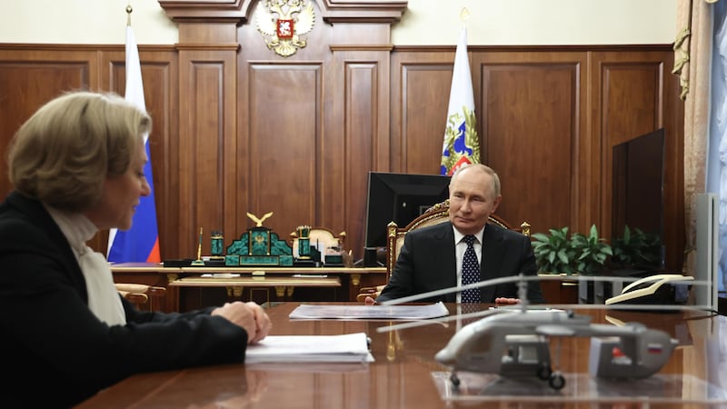 El presidente ruso, Vladimir Putin (d) dialoga con una funcionaria. Rusia llamó hoy a la calma y a fiarse exclusivamente de las informaciones del servicio ruso de defensa del consumidor, Rospotrebnadzor, tras la alerta emitida este domingo por la Casa Blanca sobre un posible brote de peste pulmonar en la región siberiana rusa de Irkutsk. Según el portal independiente Meduza, la semana pasada murió una joven de 28 años -empleada del Instituto de Investigaciones de la Peste de Irkutsk y el Lejano Oriente- en un hospital de Shélejov, ciudad satélite de la capital regional.