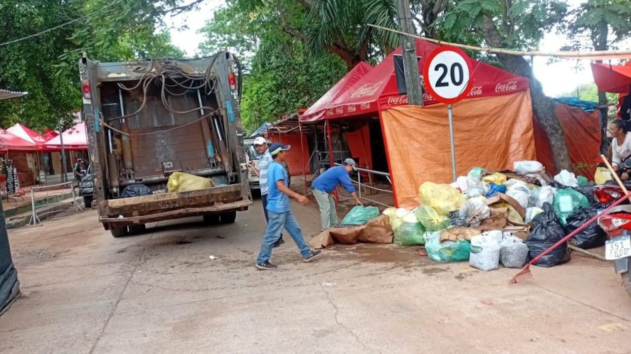 El trabajo de los funcionarios de Aseo Urbano es intenso en Caacupé, y se tardará unasemana para que la ciudad vuelva a verse limpia.