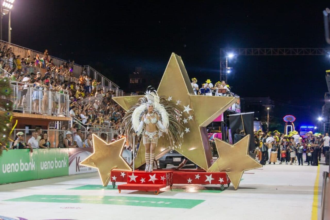 Bailarinas de las comparsas con sus trajes alegóricos durante la presentación.
