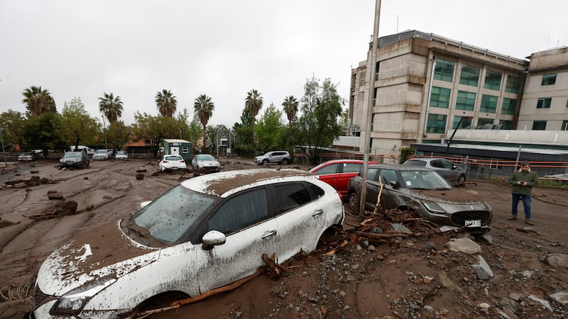 Un aluvión deja 6 heridos y 600 hogares evacuados en Santiago de Chile.