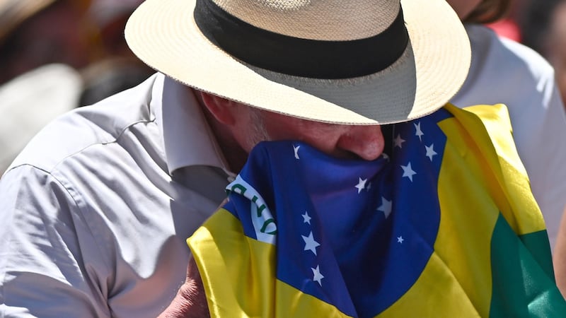 El presidente de Brasil, Luiz Inácio Lula da Silva, besa una bandera durante un acto de campaña, en Brasilia (Brasil).