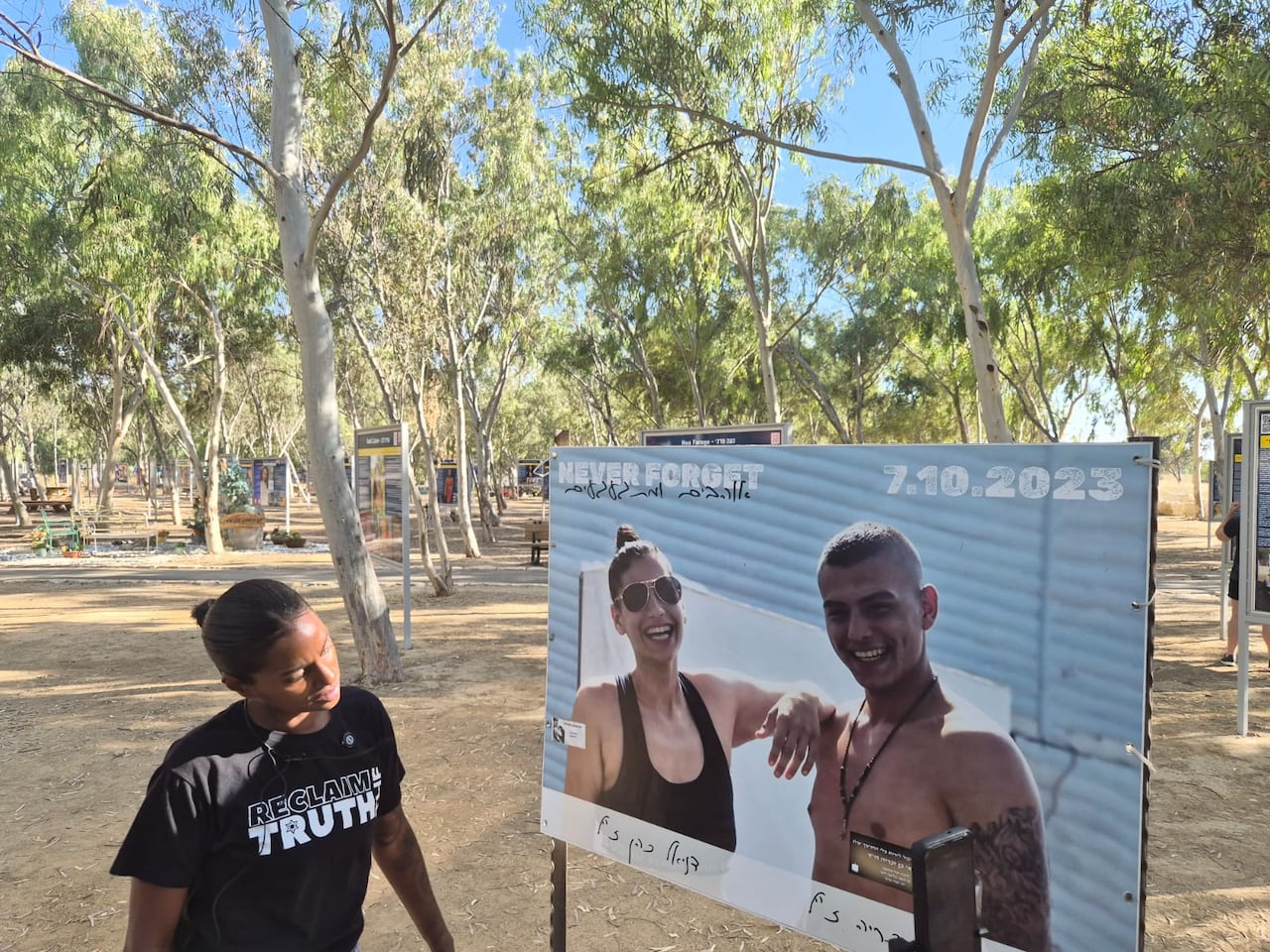 Una sobreviviente del festival juvenil Nova observa la foto de sus amigos que murieron durante los atentados terroristas en el sur de Israel.