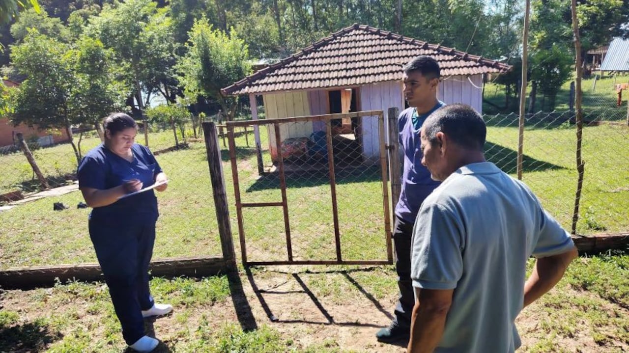 Técnicos sanitarios desarrollaron evaluaciones de campo para identificar factores de riesgo asociados a la contaminación del agua potable y el manejo de desechos.