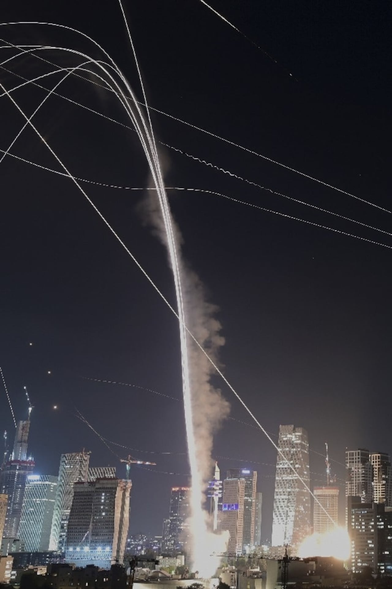 Momento de la caída y consecutiva explosión de un misil iraní en suelo israelí