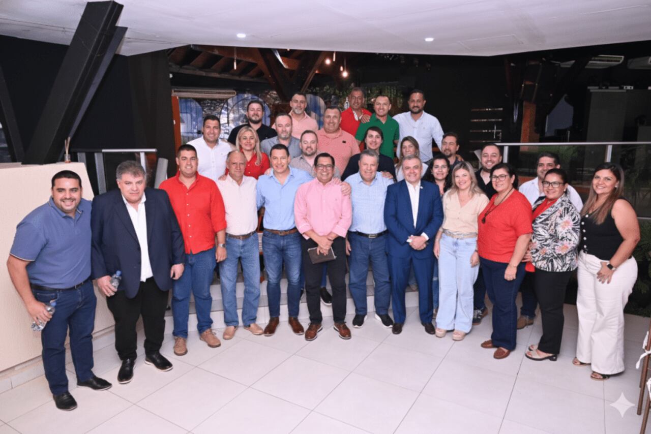 Participantes en la reunión de definición de la chapa de Honor Colorado en Luque.