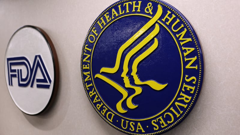 Logos de las oficinas estadounidenses FDA y el Departamento de Salud. La FDA aprobó un nuevo tratamiento para combatir el cáncer de páncreas.