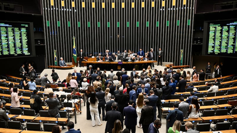 Varios senadores celebran en el Congreso. En el centro, el senador y candidato a presidente, Flávio Bolsonaro.