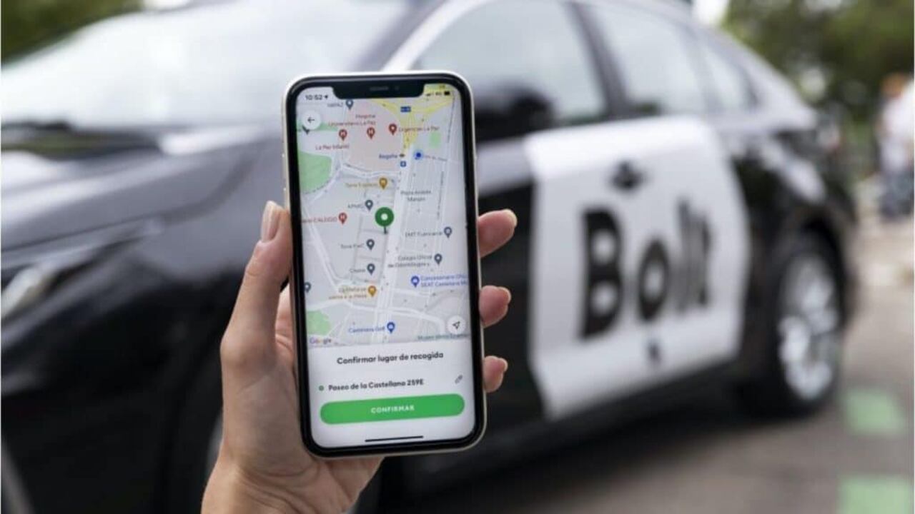 Los precios de los precios de servicio de plataformas son dinámicos, a mayor la demanda de pasajeros en determinados horarios o estado del tiempo, es mayor el precio del servicio.