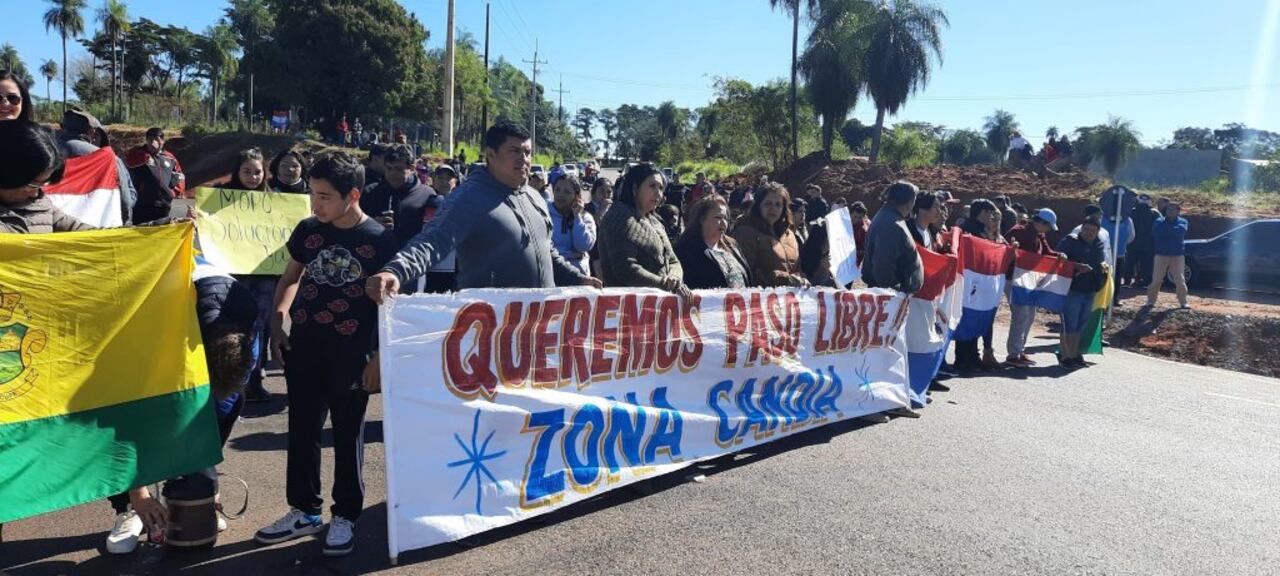 Pobladores de Atyra y Caacupé se manifestaron por el corte de una ruta departamental dispuesta por el "apuro" del gobierno para "habilitar" la circunvalación en Caacupé sin terminar las obras complementarias. Las imagenes de esta nota son gentileza de "El otro país", medio local.
