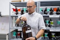 La esencia de reinventarse y el sueño de exportar perfumería paraguaya