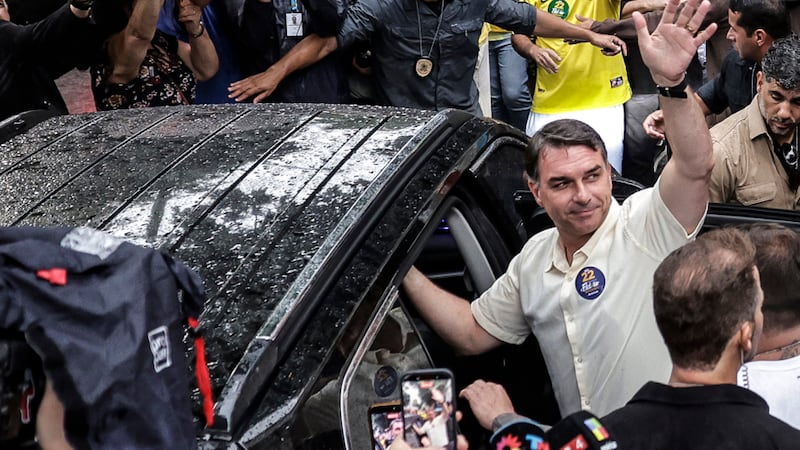 El excandidato a la presidencia Flavio Bolsonaro saludando a sus seguidores en Río de Janeiro (Brasil). La Policía Federal de Brasil canceló los pasaportes del senador ultraderechista Flávio Bolsonaro, candidato derrotado en las elecciones presidenciales, al incumplir la orden judicial de entregarlos en el marco de una investigación, informó hoy la agencia pública de noticias del país.