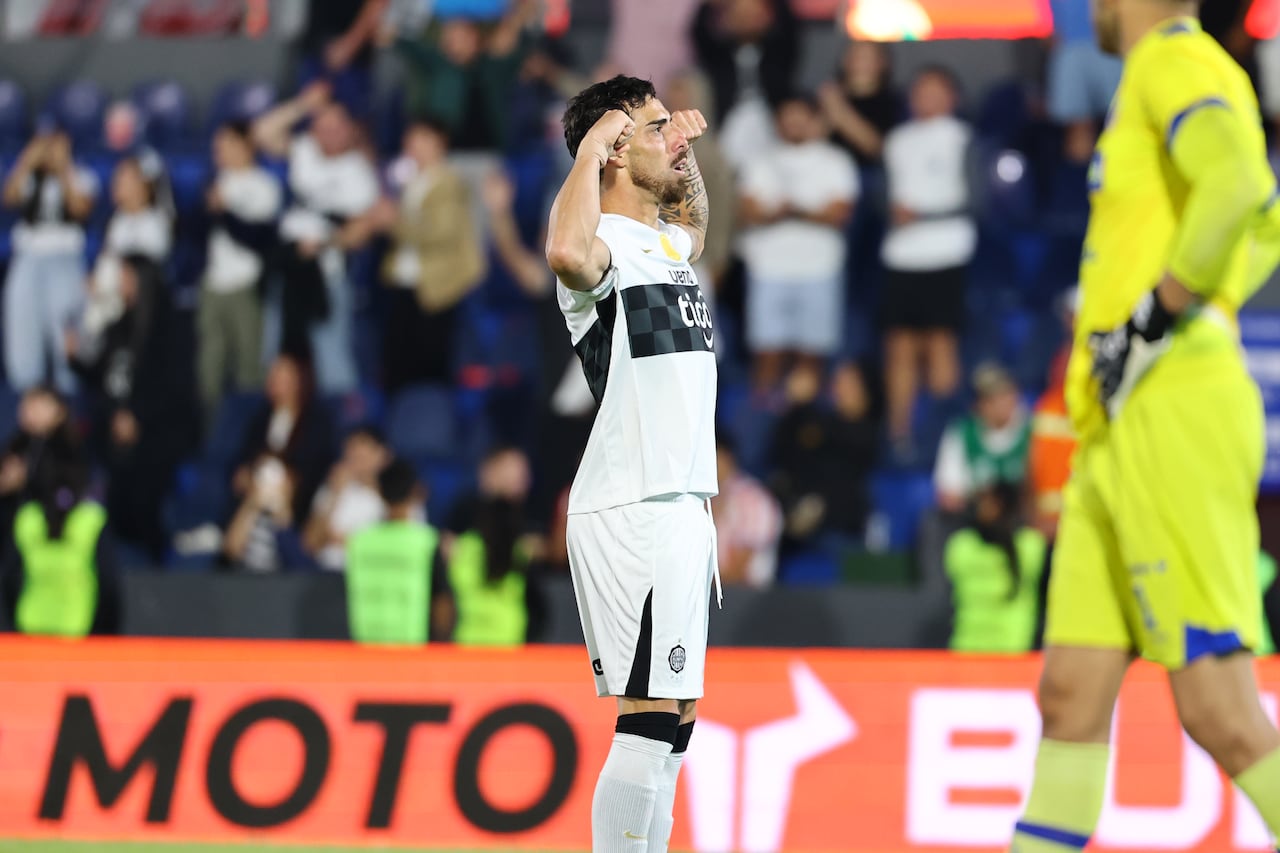Festejo clásico de Ávalos, autor del gol que rompió la paridad en Sajonia.