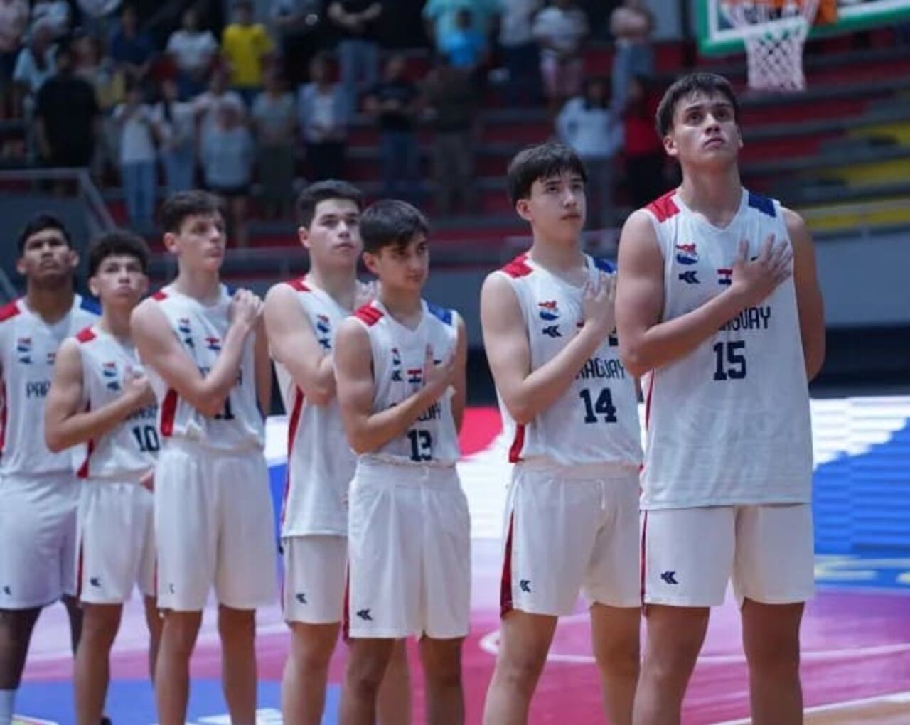 Paraguay entonando el himno nacional antes del juego frente a Ecuador.