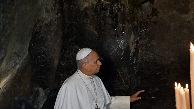 El papa León visita la gruta del santuario de la Virgen de Lourdes, en Massabielle, Francia.