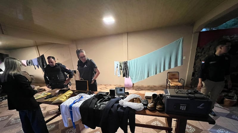 Durante un allanamiento a la vivienda ocupada por los sospechosos se encontró la ropa que vestía uno de los detenidos, registrado en las imágenes de circuito cerrado.