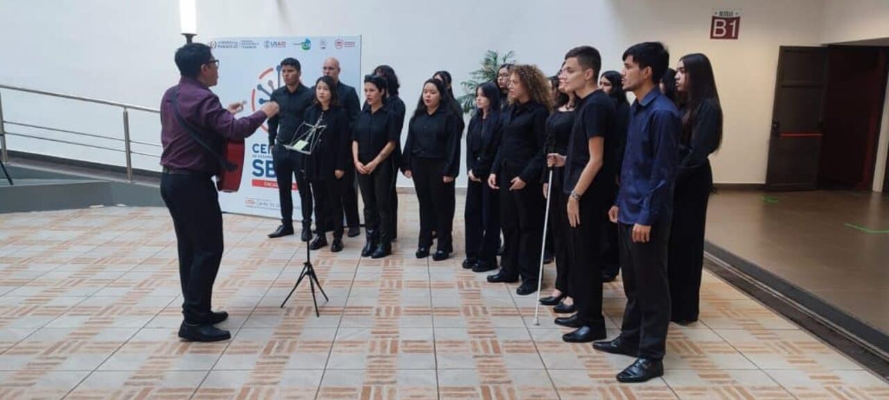 Coro de la UNAE, durante un agasajo ofrecido por la casa de estudios a los periodistas por su día, en el marco de la presentación de la 21° Libroferia Encarnación.