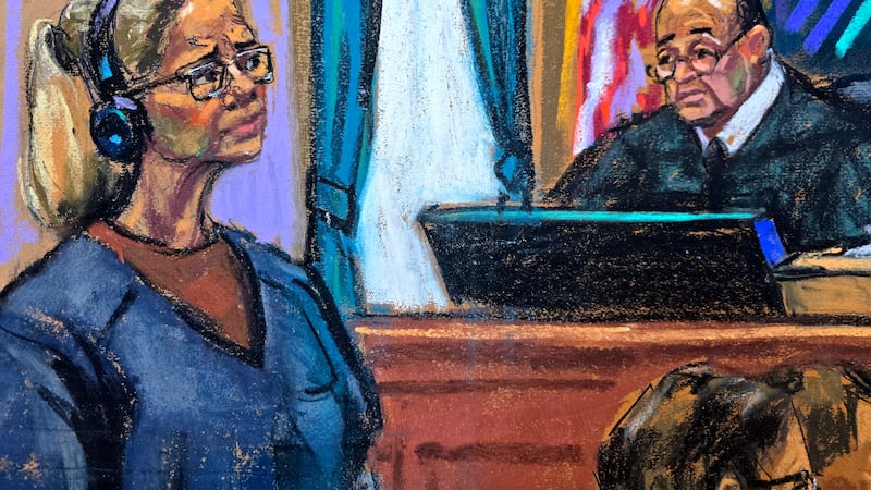 Fotografía de un dibujo realizado por la artista Jane Rosenberg que muestra a Cilia Flores (i), esposa del depuesto presidente venezolano Nicolás Maduro, escuchando al juez Alvin Hellerstein, durante una audiencia celebrada ayer en un tribunal de Nueva York (Estados Unidos).