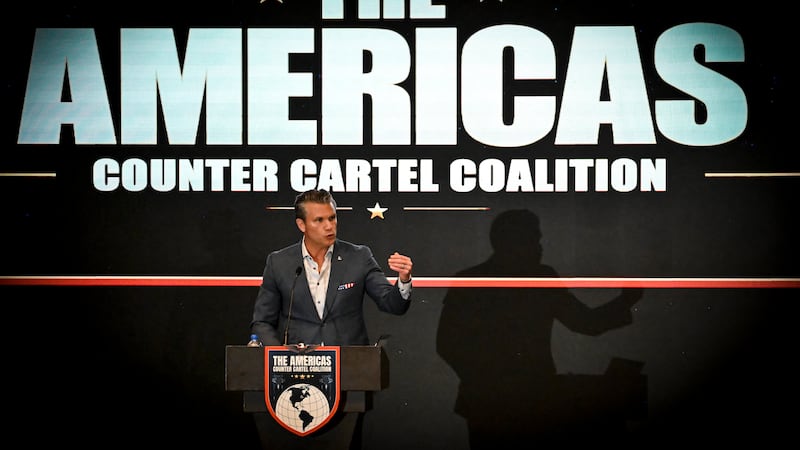 Pete Hegseth, secretario de Guerra de Estados Unidos, durante una conferencia en Panamá con miembros de la iniciativa "Escudo de las Américas".