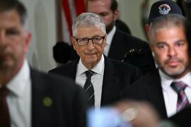 Bill Gates niega abusos y admite errores ante el Congreso